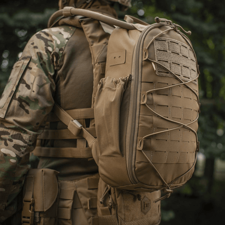 M-Tac STURM Elite Rygsæk i felten, taktisk 15L Cordura rygsæk med MOLLE Laser Cut frontpanel, set fra højre side.