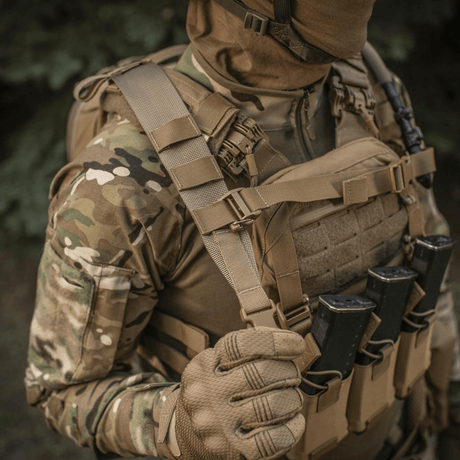 Person iført taktisk udstyr med M-Tac STURM Elite Rygsæk i skovmiljø