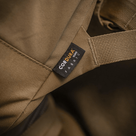 Nærbillede af M-Tac STURM Elite Rygsæk med Cordura stofmærke, der viser høj kvalitet og slidstyrke i designet.