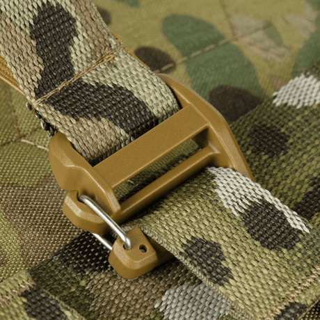 Nærbillede af M-Tac STURM Elite Rygsæk med camo mønstre og solidt spænde, lavet af slidstærkt Cordura materiale.