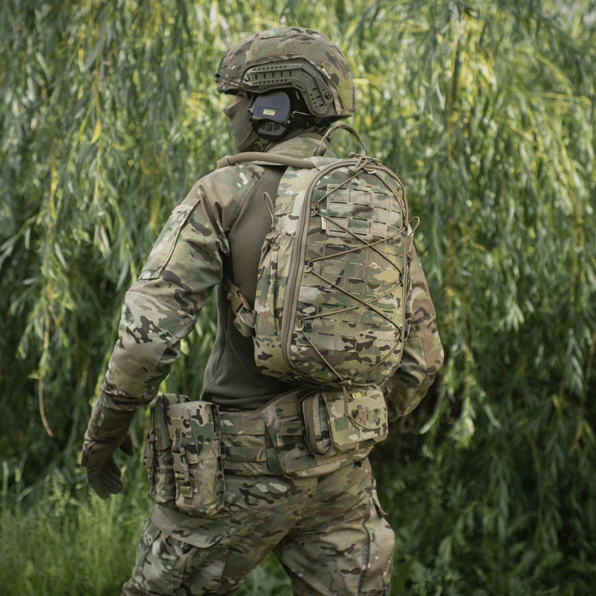 Soldat iført M-Tac STURM Elite Rygsæk i camouflagesituation