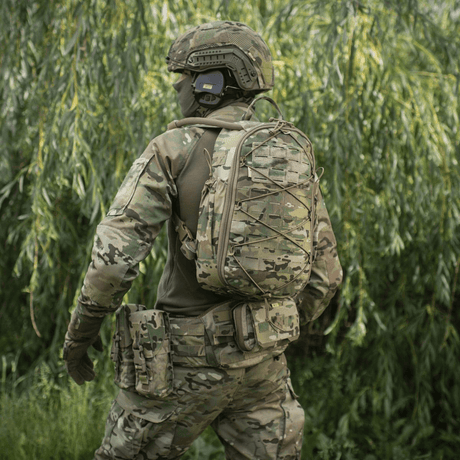 Soldat iført M-Tac STURM Elite Rygsæk i camouflagesituation