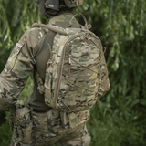 M-Tac STURM Elite Rygsæk i brug, taktisk rygsæk i camouflagemønster til kortvarige ophold, fremstillet af Cordura materialer.