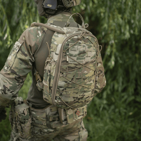 M-Tac STURM Elite Rygsæk i brug, taktisk rygsæk i camouflagemønster til kortvarige ophold, fremstillet af Cordura materialer.