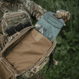 Soldat med M-Tac STURM Elite Rygsæk i friluft med MOLLE system og Cordura materialer, viser rummelighed og taktisk design.
