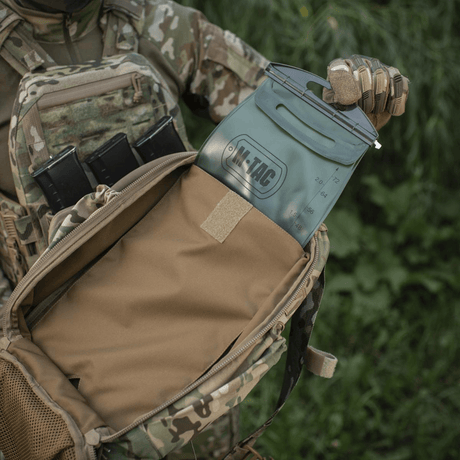 Soldat med M-Tac STURM Elite Rygsæk i friluft med MOLLE system og Cordura materialer, viser rummelighed og taktisk design.