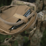 M-Tac STURM Elite Rygsæk åbnes i felten, viser taktisk opbevaringsrum med kvalitetsmaterialer som Cordura og YKK hardware.