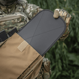 M-Tac STURM Elite Rygsæk med MOLLE Laser Cut frontpanel og elastiske sidelommer i brug, viser holdbarhed og design i felten.