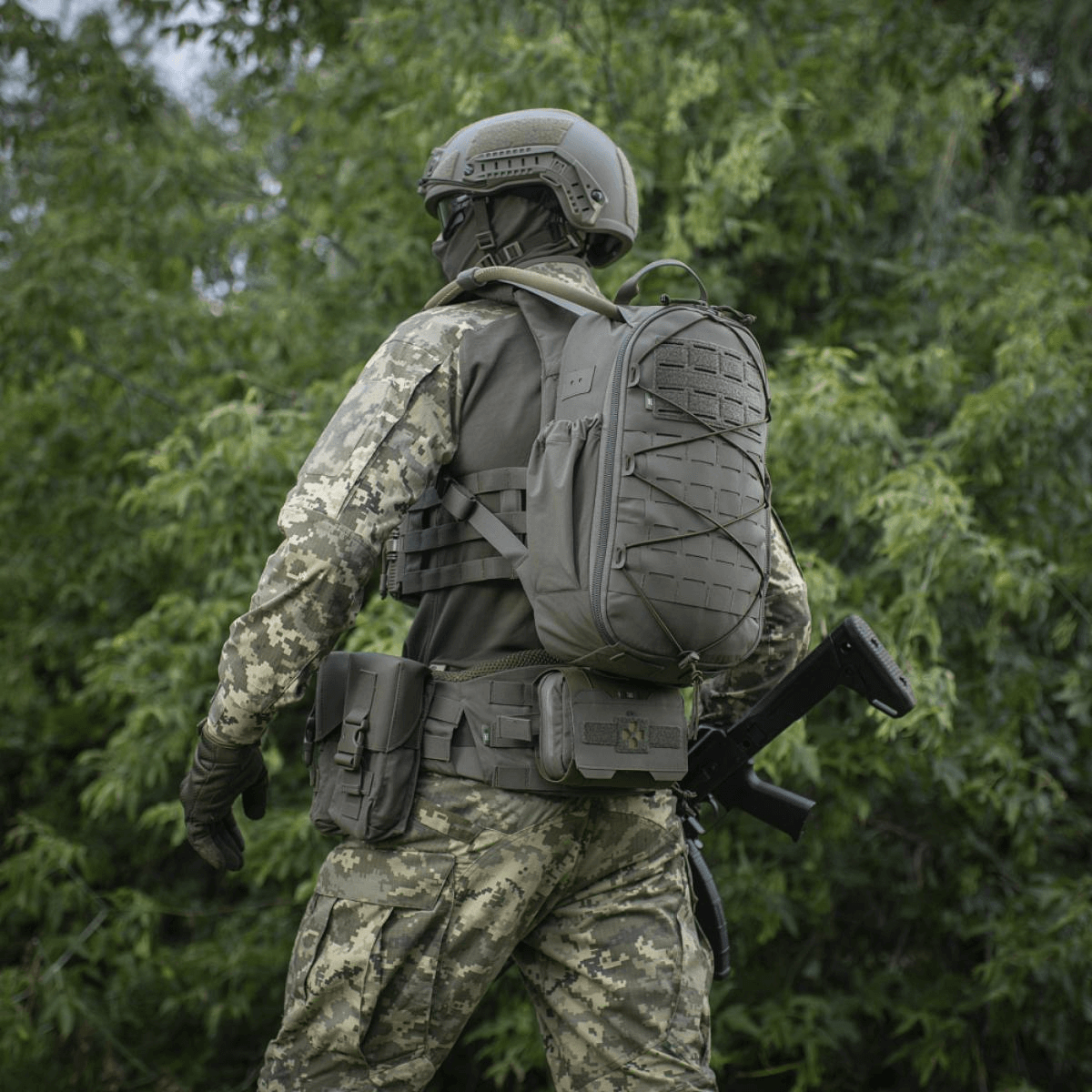 Taktisk soldat med M-Tac STURM Elite Rygsæk i skov.