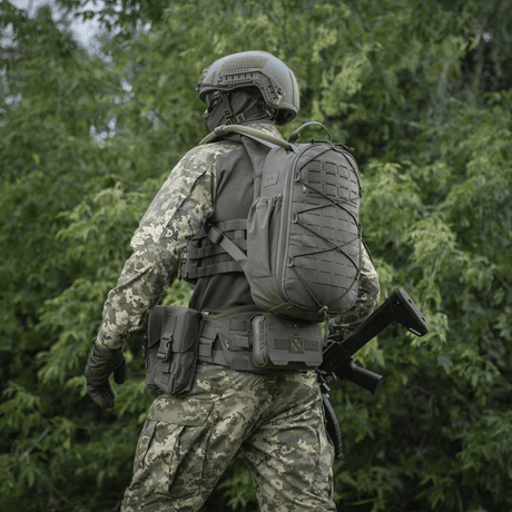 Taktisk soldat med M-Tac STURM Elite Rygsæk i skov.
