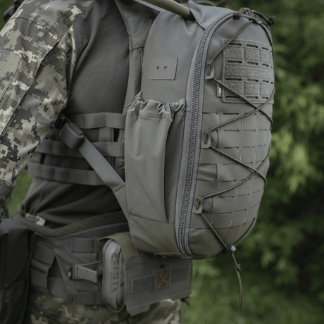M-Tac STURM Elite Rygsæk i taktisk brug med MOLLE Laser Cut frontpanel og sidelommer, perfekt til kortvarige missioner og nødvendigt udstyr.