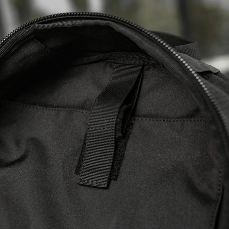 Indvendig visning af M-Tac STURM Elite Rygsæk viser rummeligt hovedrum designet til holdbarhed og alsidighed i taktiske situationer.