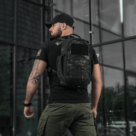 Mand iført M-Tac STURM Elite Rygsæk på 15 liter, sort farve, designet til kortvarige ophold i felten, med MOLLE Laser Cut panel.