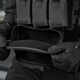 M-Tac Large Elite Gen.II Skuldertaske i brug, åbnet til at vise rummeligt interiør, perfekt til taktisk og daglig brug.