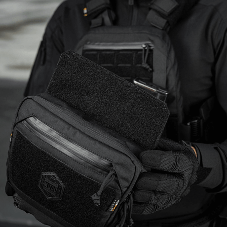 M-Tac Large Elite Gen.II Skuldertaske med Cordura 500D materiale og YKK lynlåse, viser front Velcro-panel med logo.
