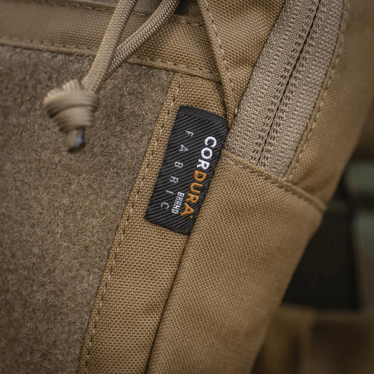 Nærbillede af M-Tac Large Elite Gen.II Skuldertaske i Cordura 500D materiale med synlig CORDURA label, fremhæver slidstyrken.