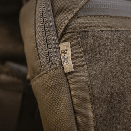 Nærbillede af M-Tac Large Elite Gen.II Skuldertaske i Cordura 500D, viser lynlåse og kvalitetssyninger til taktisk brug.