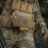 M-Tac Large Elite Gen.II Skuldertaske i robust Cordura 500D materiale, perfekt til taktisk brug, med YKK lynlåse og front Velcro-panel.