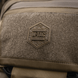 M-Tac Large Elite Gen.II Skuldertaske med brandlogo på front Velcro-panel, fremhæver taktisk design og holdbarhed.