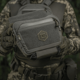 M-Tac Large Elite Gen.II Skuldertaske i Cordura 500D med YKK lynlåse, set hos taktisk brug i camouflageudstyr.