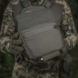 M-Tac Large Elite Gen.II Skuldertaske holdt af person i camouflage, fremstillet af slidstærkt Cordura 500D material med YKK lynlåse.