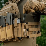 M‑Tac Tourniquet Pouch Elastic Gen.5 monteret på taktisk udstyr med hurtig adgangsdesign, lavet af Cordura 500D