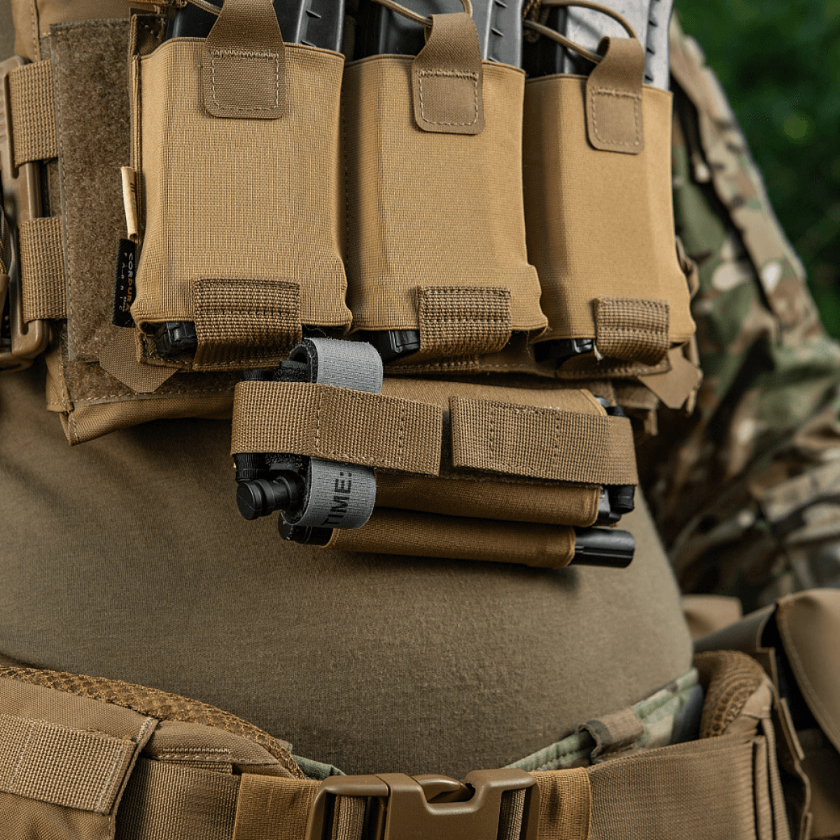 M‑Tac Tourniquet Pouch Elastic Gen.5 monteret på taktisk udstyr, viser robust Cordura 500D materiale og hurtig adgang design.