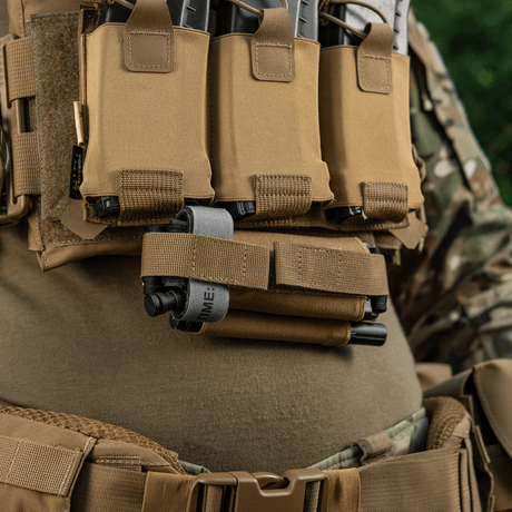 M‑Tac Tourniquet Pouch Elastic Gen.5 monteret på taktisk udstyr, viser robust Cordura 500D materiale og hurtig adgang design.