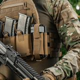 Taktisk udstyr med M‑Tac Tourniquet Pouch Elastic Gen.5 på patruljemand i camouflagedragt