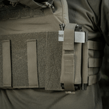 M‑Tac Tourniquet Pouch Elastic Gen.5 monteret på taktisk udstyr, viser sikker fastgørelse med elastisk bånd og velcro.