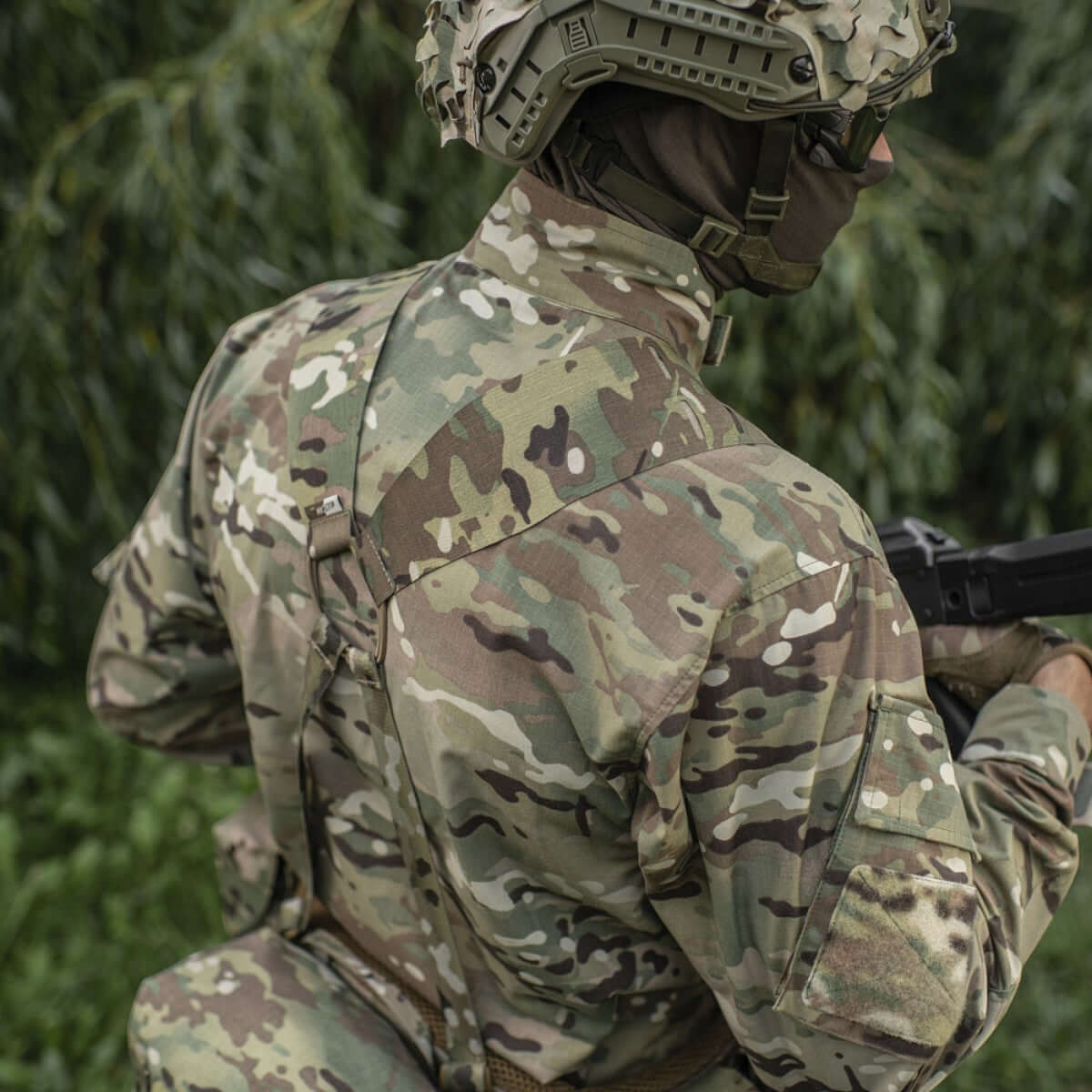 Soldat iført M-Tac Skulderstropper til taktisk bælte Laser Cut med MOLLE-interface i camouflageuniform.