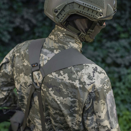 Person iført M-Tac Skulderstropper til taktisk bælte Laser Cut med camouflage, øger komforten med MOLLE-interface, justerbar længde.
