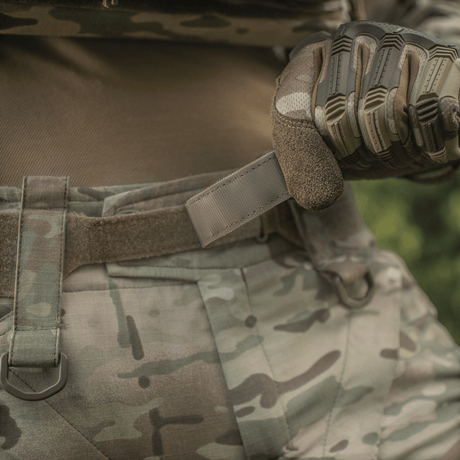 Nærbillede af M-Tac Tiger Bælte Cobra Buckle i brug, ideelt til taktisk udstyr og opbevaring til militær og politifolk.