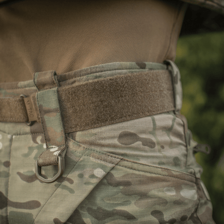 Close-up af M-Tac Tiger Bælte Cobra Buckle monteret på camouflagebukser, ideelt til militær- og taktisk udstyr. Perfekt til MOLLE-kompatibilitet.