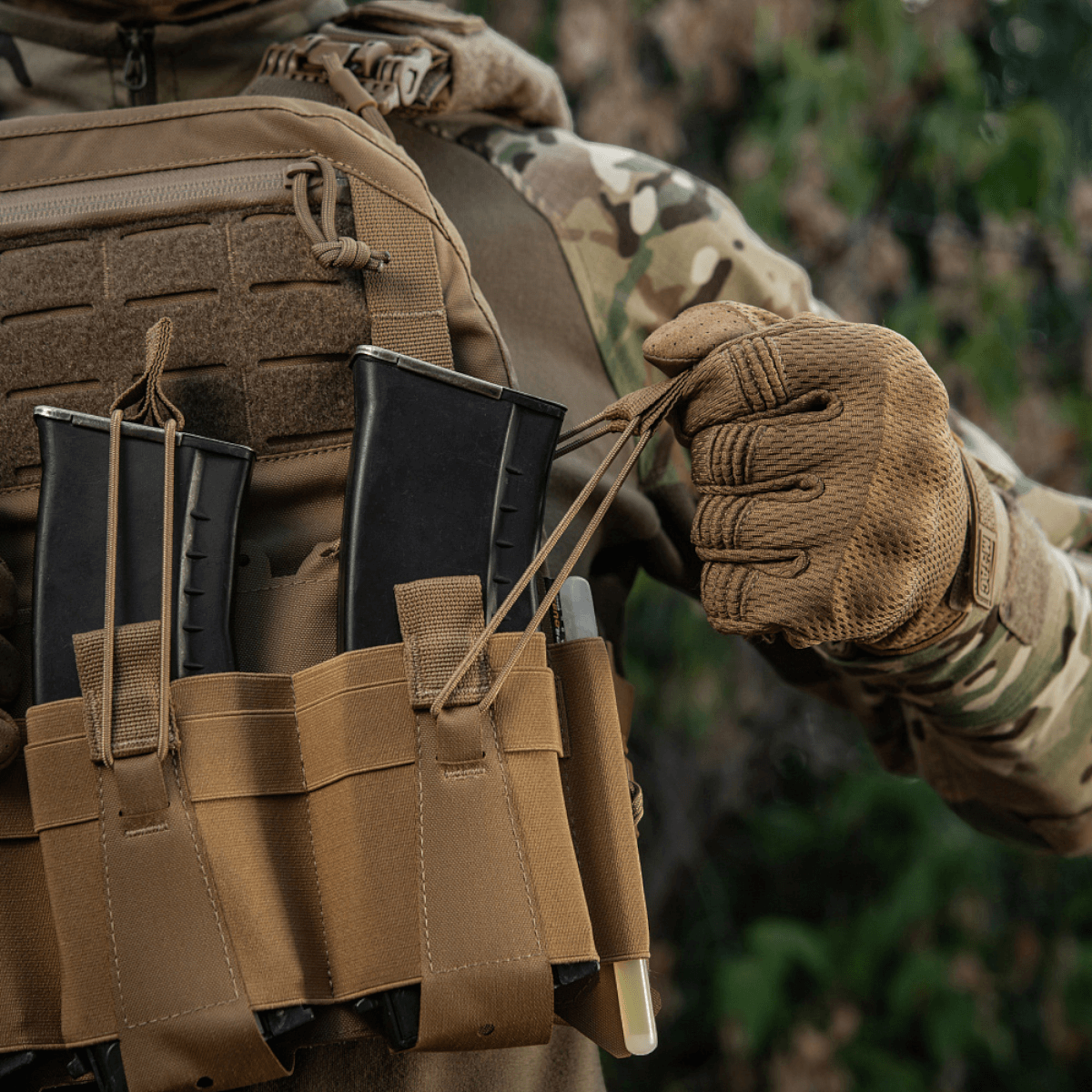 M-Tac Frontpanel til Cuirass QRS Pladebærer Tre Magasiner i brug med magasiner og elastikfastgørelsessystem