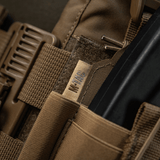 M-Tac Frontpanel til Cuirass QRS Pladebærer Tre Magasiner close-up, viser elastisk materiale og modulær opbevaring til AK/AR magasiner.