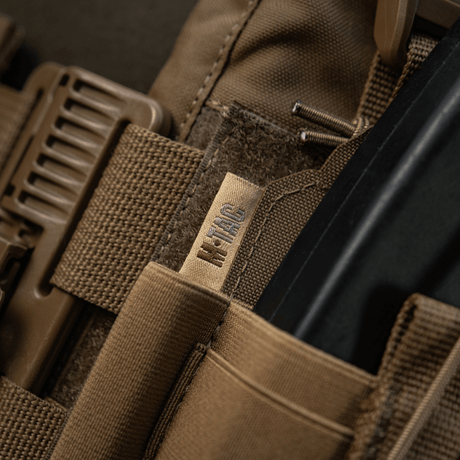 M-Tac Frontpanel til Cuirass QRS Pladebærer Tre Magasiner close-up, viser elastisk materiale og modulær opbevaring til AK/AR magasiner.