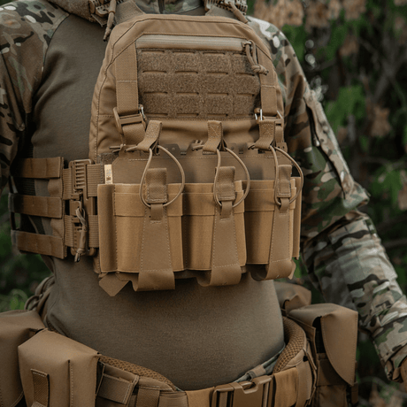 M-Tac Frontpanel til Cuirass QRS Pladebærer Tre Magasiner i brug af taktisk operatør, viser funktionel magasintaske.