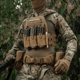 Soldat iført M-Tac Frontpanel til Cuirass QRS Pladebærer Tre Magasiner i kamouflagetøj i naturen