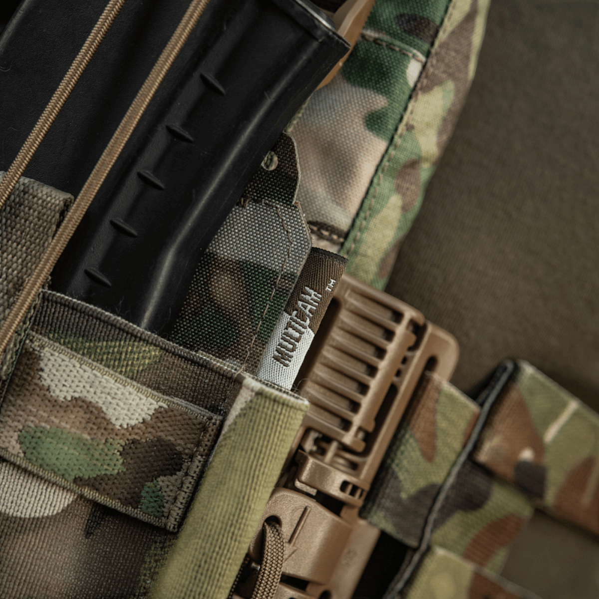 M-Tac Frontpanel til Cuirass QRS Pladebærer Tre Magasiner med camouflage og elastisk magasinfastgørelse, designet til AK/AR magasiner.