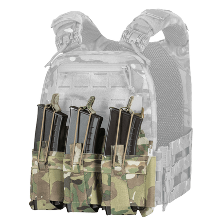 M-Tac Frontpanel til Cuirass QRS Pladebærer Tre Magasiner i camouflage design med tre AK/AR magasiner for sikker opbevaring.