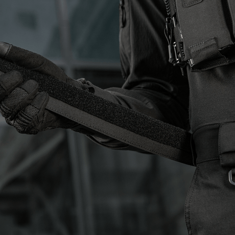 M‑Tac Internal Tiger Bælte i brug, viser velcrolukning. Ideel til taktisk brug og kompatibel med Range Belt.