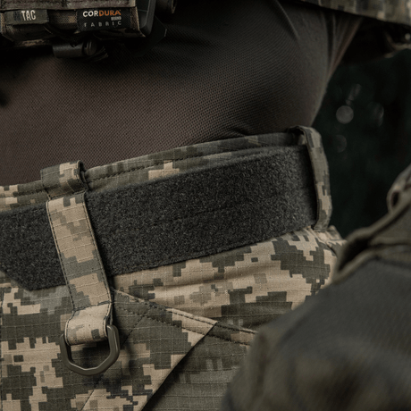 M‑Tac Internal Tiger Bælte i Cordura 500D med velcro-fastgørelse, perfekt til militært brug med taktisk udstyr, set på camouflageuniform.