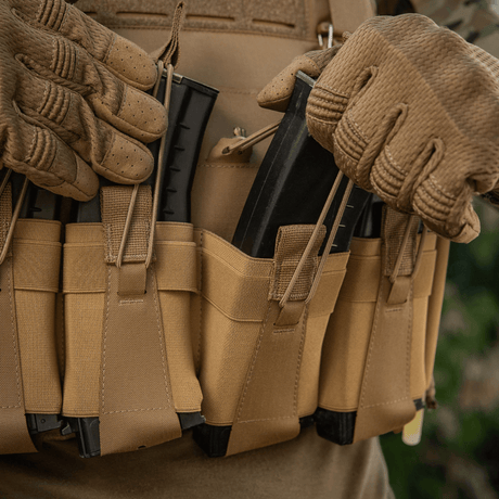 M-Tac Frontpanel til Plate Carrier Cuirass QRS til 4 Magasiner i brug, holder AK/AR magasiner sikkert under taktiske missioner.