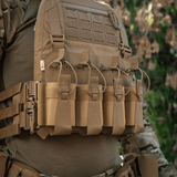 M-Tac Frontpanel til Plate Carrier Cuirass QRS til 4 Magasiner i brug, viser elastikmagasinhylstre til AK/AR magasiner.