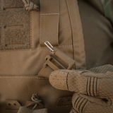 M-Tac Frontpanel til Plate Carrier Cuirass QRS til 4 Magasiner med detaljeret fokus på fastgørelsessystemet.