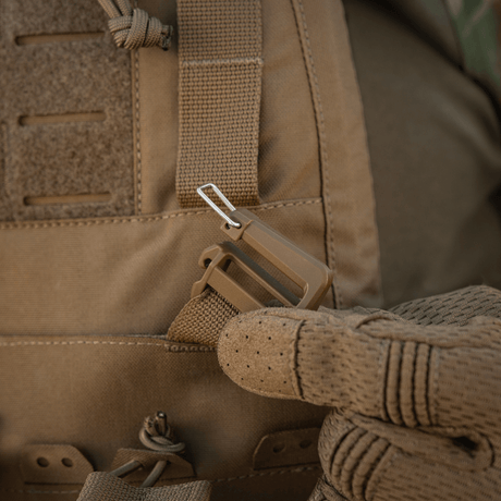 M-Tac Frontpanel til Plate Carrier Cuirass QRS til 4 Magasiner med detaljeret fokus på fastgørelsessystemet.