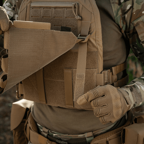 M-Tac Frontpanel til Plate Carrier Cuirass QRS til 4 Magasiner i brug, fremhæver funktionelle opbevaringsmuligheder og robust design