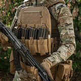 M-Tac Frontpanel til Plate Carrier Cuirass QRS til 4 Magasiner på soldat med camouflageudstyr