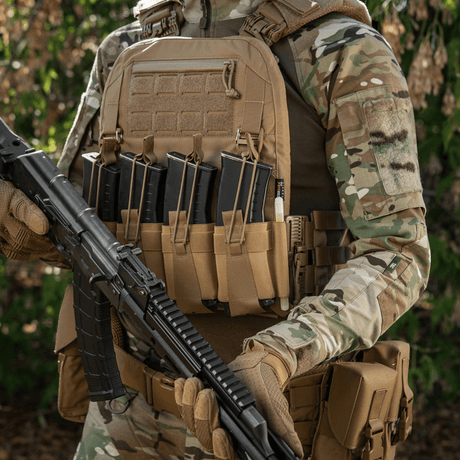 M-Tac Frontpanel til Plate Carrier Cuirass QRS til 4 Magasiner på soldat med camouflageudstyr